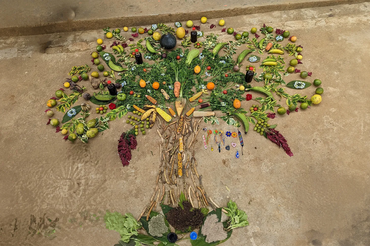 Erntefrüchte zu einem Baum gelegt